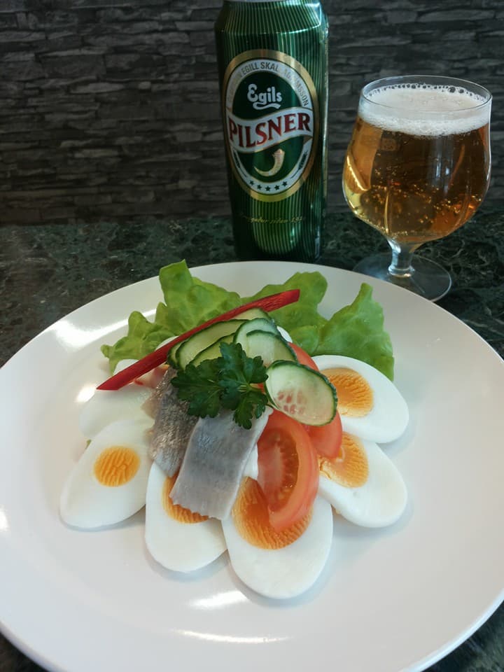 Egg og síldarsneið